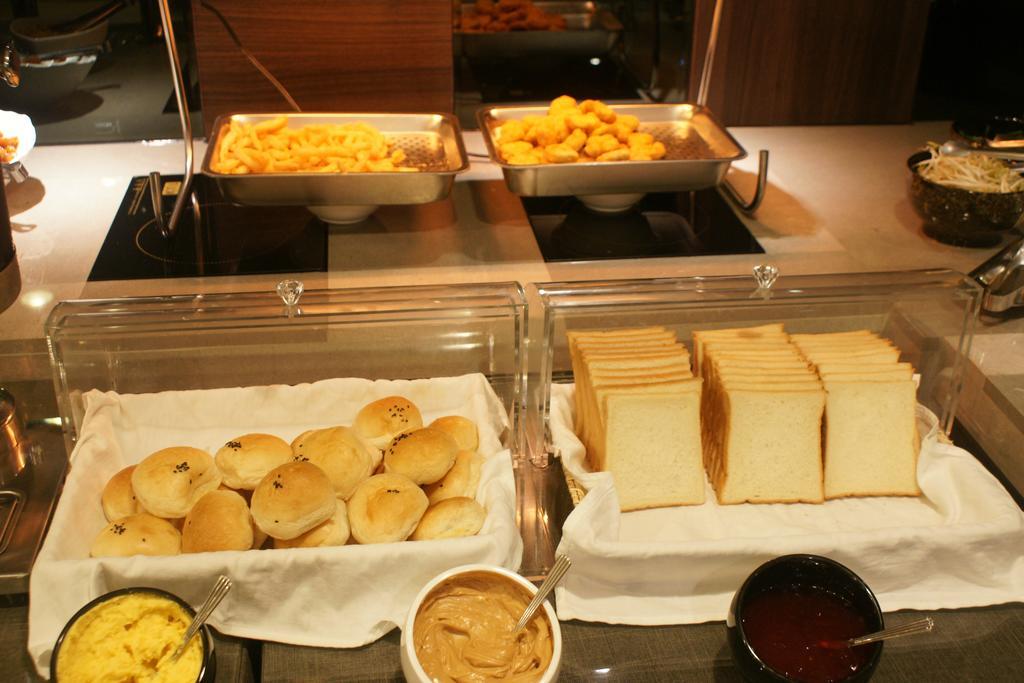 Maple Hotel Tainan Eksteriør billede